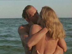 Голая Грета Скакки в фильме «Белое зло» фото #16