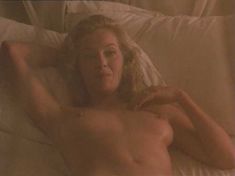 Голая Грета Скакки в фильме «Белое зло» фото #20