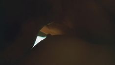 Голая грудь Греты Скакки в фильме «Вдребезги» фото #2