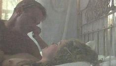 Голая Грета Скакки в фильме «Жара и пыль» фото #3