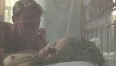 Голая Грета Скакки в фильме «Жара и пыль» фото #4