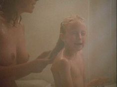 Голая Грета Скакки в фильме «Парень из фирмы «Кока-Кола»» фото #10