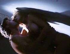 Голая Гэйл Харрис в фильме «Сестры в камере. Загнанные за решетку» фото #6