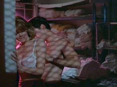 Дайан Лэйн показала голую грудь в фильме «Знаки жизни» фото #1