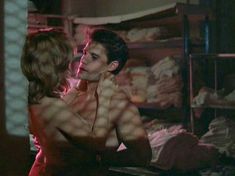 Дайан Лэйн показала голую грудь в фильме «Знаки жизни» фото #4