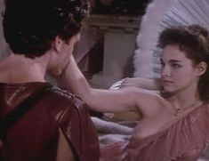 Аккуратная голая грудь Дайан Франклин в фильме Second Time Lucky фото #11