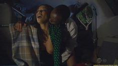 Голая грудь Дафни Дюплекс в сериале «Обитель лжи» фото #2