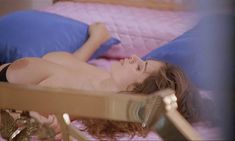 Голая Дебора Каприольо в фильме «Улыбка лисицы» фото #6