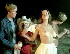 Дебра Бли показала голую грудь в фильме «Пляжные девочки» фото #1