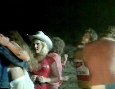 Дебра Бли показала голую грудь в фильме «Пляжные девочки» фото #4