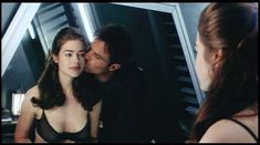 Дениз Ричардс в прозрачном лифчике в фильме «Звездный десант» фото #3