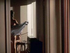 Джейми Ли Кёртис засветила грудь в фильме «Идеально» фото #1