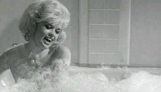 Голая Джейн Мэнсфилд в фильме «Обещания! Обещания!» фото #1