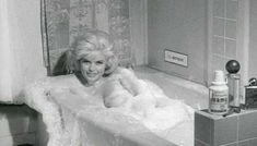 Голая Джейн Мэнсфилд в фильме «Обещания! Обещания!» фото #3