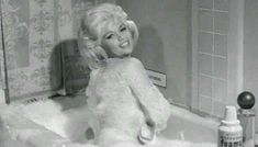 Голая Джейн Мэнсфилд в фильме «Обещания! Обещания!» фото #4