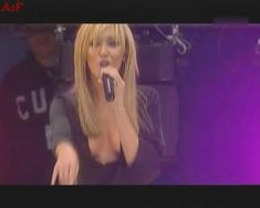 Красотка Дженни Фрост засветила грудь во время концерта Atomic Kitten фото #1