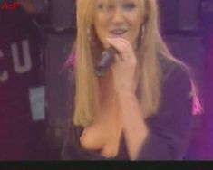 Красотка Дженни Фрост засветила грудь во время концерта Atomic Kitten фото #2
