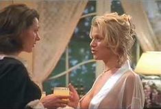 Голая грудь Дженнифер Бер в фильме «Горячая линия»