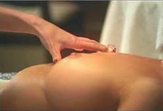 Голая грудь Дженнифер Бер в фильме «Горячая линия»