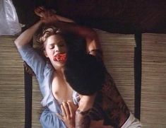 Голая грудь Дженнифер Джейсон Ли в фильме «Смертельная поездка в Осаку» фото #1