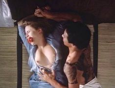 Голая грудь Дженнифер Джейсон Ли в фильме «Смертельная поездка в Осаку» фото #2