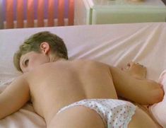 Голая Дженнифер Джейсон Ли в фильме «Майами Блюз» фото #7