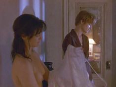 Голая Дженнифер Джейсон Ли в фильме «Одинокая белая женщина» фото #3