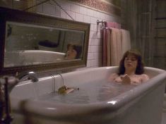 Голая Дженнифер Джейсон Ли в фильме «Одинокая белая женщина» фото #5