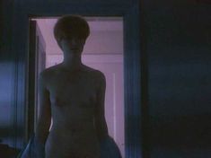 Голая Дженнифер Джейсон Ли в фильме «Одинокая белая женщина» фото #17