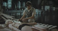 Голая Дженнифер Джейсон Ли в фильме «Последний поворот на Бруклин» фото #7