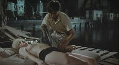 Голая Дженнифер Джейсон Ли в фильме «Последний поворот на Бруклин» фото #8