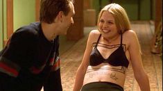 Красотка Дженнифер Моррисон слегка оголила попку в фильме «Лихорадка по девчонкам» фото #1