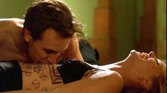 Красотка Дженнифер Моррисон слегка оголила попку в фильме «Лихорадка по девчонкам» фото #3