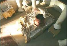 Голая Дженнифер Рубин в фильме «Женщина-оса» фото #1