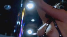 Голая Дженнифер Тилли в фильме «Танцы в «Голубой игуане»» фото #3