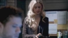 Голая Джиллиан Алекси в сериале «Схватка» фото #7