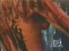 Голая Джина Ли Нолин в сериале «Шина» фото #2