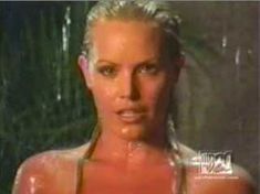 Голая Джина Ли Нолин в сериале «Шина» фото #4