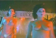 Голая Джинджер Линн Аллен в фильме «Кожаные куртки» фото #1