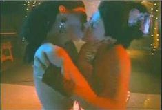 Голая Джинджер Линн Аллен в фильме «Кожаные куртки» фото #2