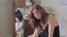 Джинн Трипплхорн засветила голую грудь в фильме «Осторожно! Двери закрываются» фото #2