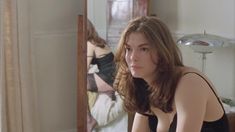 Джинн Трипплхорн засветила голую грудь в фильме «Осторожно! Двери закрываются» фото #4