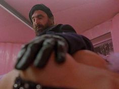 Голые сиськи Джинны Файн в фильме «Святые из Бундока» фото #2