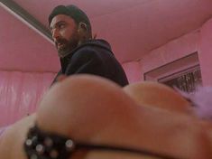 Голые сиськи Джинны Файн в фильме «Святые из Бундока» фото #4