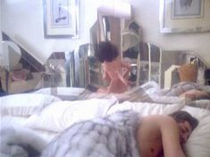 Голая Джоан Коллинз в фильме «Сука»