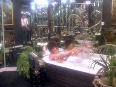 Голая Джоан Коллинз в фильме «Сука»