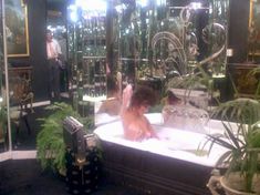 Голая Джоан Коллинз в фильме «Сука»