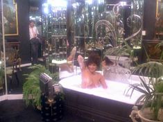 Голая Джоан Коллинз в фильме «Сука»