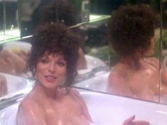 Голая Джоан Коллинз в фильме «Сука»