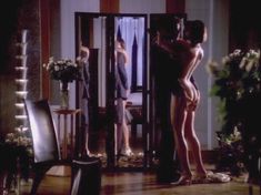 Голая Джоан Северанс в сериале «Дневники «Красной туфельки»» фото #7